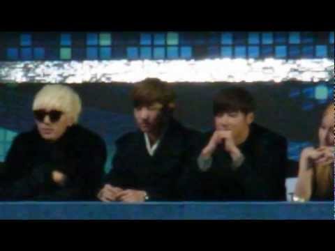 121229 TVXQ watching 2NE1 performance and chatting with KARA& SJ @ SBS Gayo