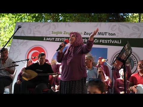 Şalvarlı kadınlar korosunun konseri ilgi gördü