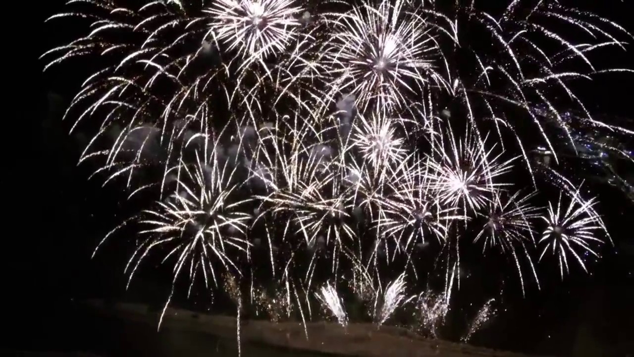 Video di Feuerwerk über dem Meer