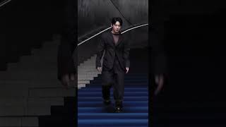 Download lagu Wonho in Phenomenon Seeker at  Seoul Fashion Week #korea #Wonho #kpop #koreanfashion #fashion #원호 mp3
