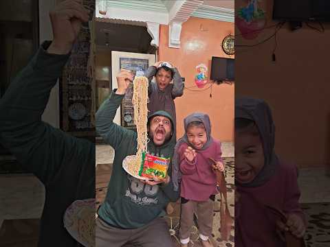 اذا شافك اخوك الصغير تاكل اندومي 😋🍜