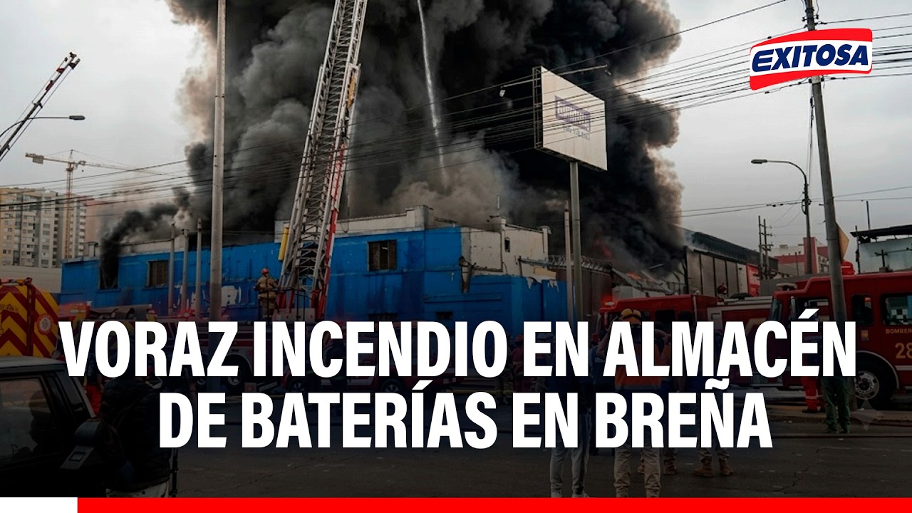 🔴🔵Incendio de grandes proporciones consume almacén de baterías cerca de dos grifos en Breña