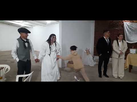Llegada de los novios al salón...COLONIA  BREMEN  (cordoba)