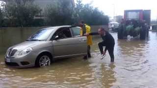 preview picture of video 'Alluvione Cirò Marina 19-11-2013 (Video Domenico Romano)'