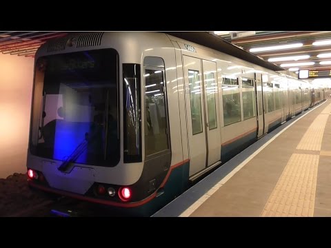 RET Metro Combi Oud+Nieuw Type B/S komt aan op station Rotterdam Centraal