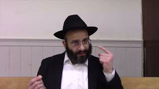 איך אמורים להתנהג כשנמצאים ליד אדם שמתפלל שמונה עשרה (הרב אלחנן משה נחמנסון) - התמונה מוצגת ישירות מתוך אתר האינטרנט יוטיוב. זכויות היוצרים בתמונה שייכות ליוצרה. קישור קרדיט למקור התוכן נמצא בתוך דף הסרטון