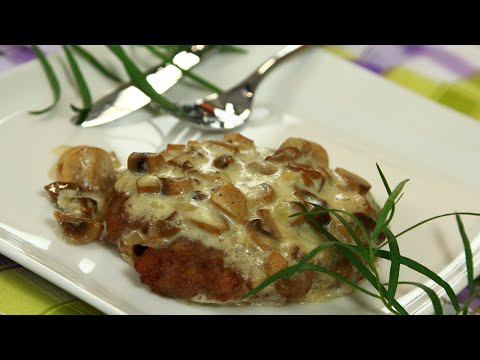 Шницел от кайма с гъбен сос и сметана