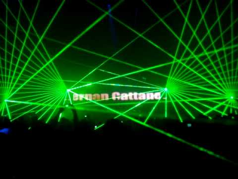 Hernan Cattaneo - Budapest playing Henry Saiz's "we are all"