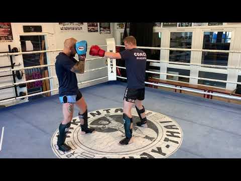 Teknik - 1-2-v.swing-Lige h. - træd  ud på din lige hæjre og V. Lowkick