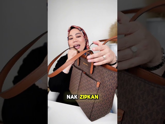 Vídeo relacionado con Michael Kors Jet Sest Travel Bolsa tote de doble bolsillo Talla M, beige, Medium