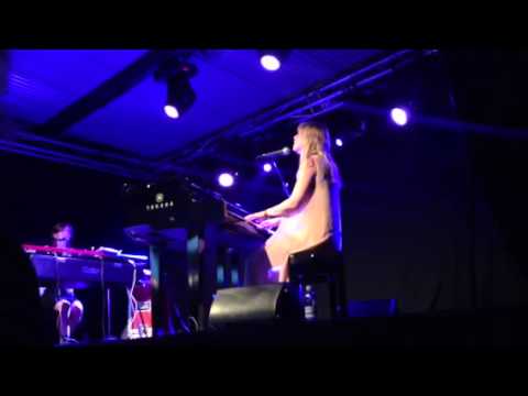 Ingrid Olava i Sandefjord spiller sangen fra Shagma