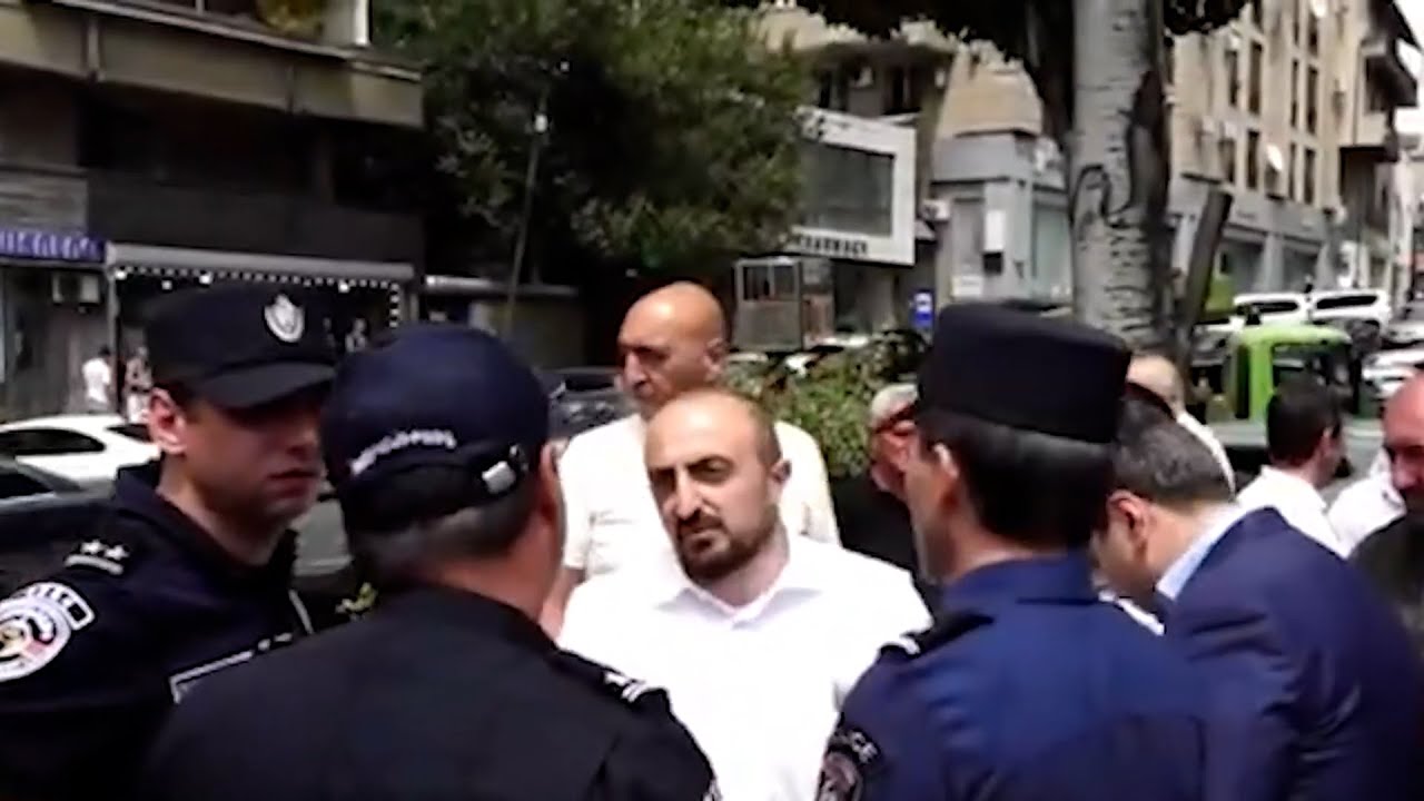 «Տաշիր» առևտրի կենտրոնից հեռացնում են Սամվել Կարապետյանի պաստառը