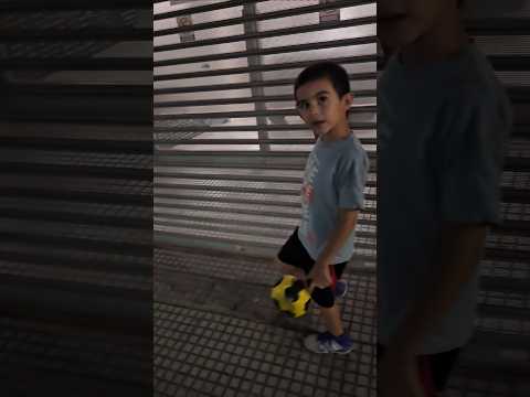 Gino hablando y llevando la pelota calle Suipacha al 100 Buenos Aires 12/4/26