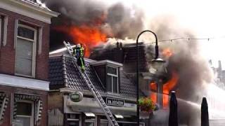 preview picture of video 'GPTV: Grote brand in schaatscafe het Houtsje Heerenveen'