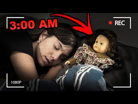 LA MUÑECA MALDITA APARECE A LAS 3AM MIENTRAS DORMIMOS