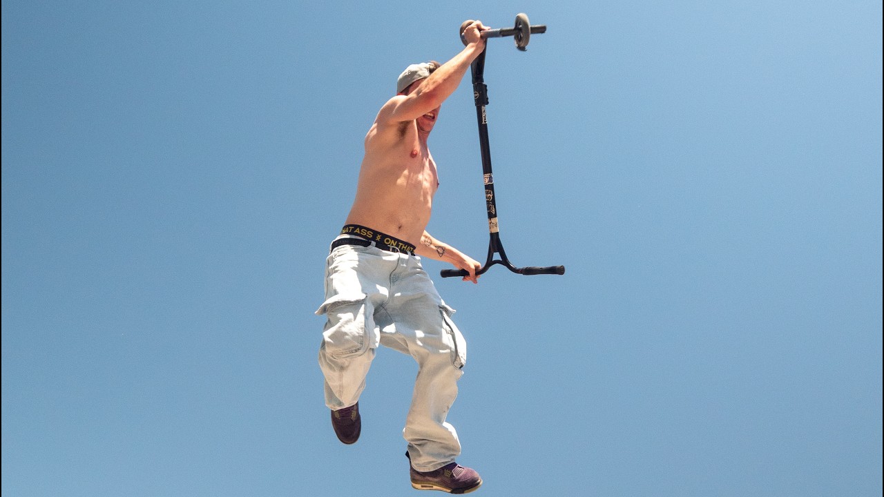 Rider de trottinette freestyle en plein saut