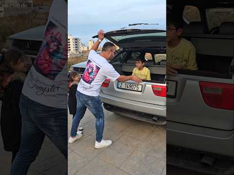 علق بصندوق السيارة !