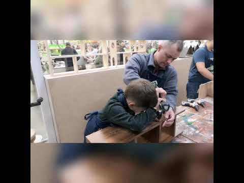 Мы с папой делаем мини этажерку на мастер классе в Леруа Мерлен)))