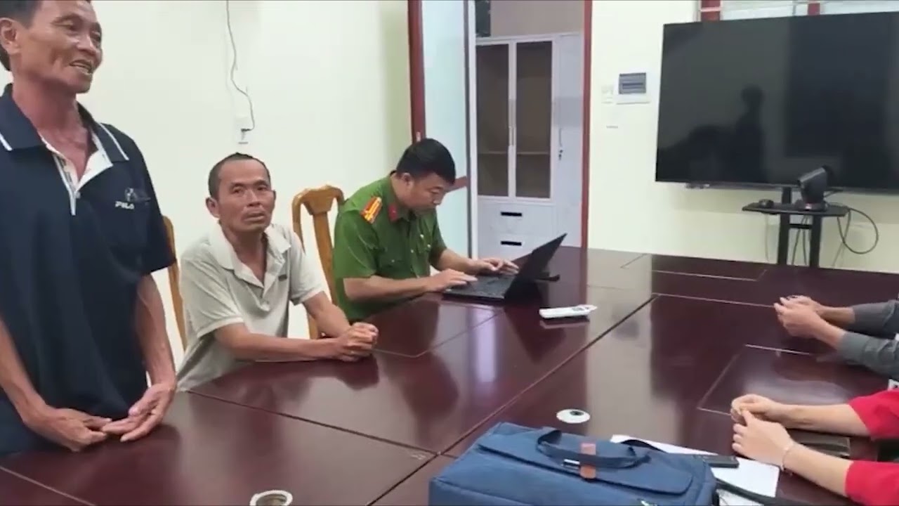 CÔNG AN GIÚP NGƯỜI ĐÀN ÔNG ĐOÀN TỤ GIA ĐÌNH SAU 10 NĂM MẤT LIÊN LẠC