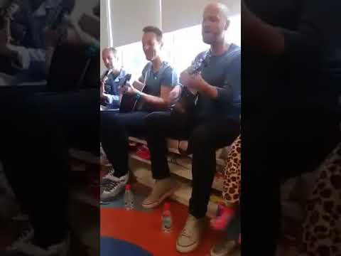 Chris and Will singing Viva La Vida in a hospital (São Paulo)