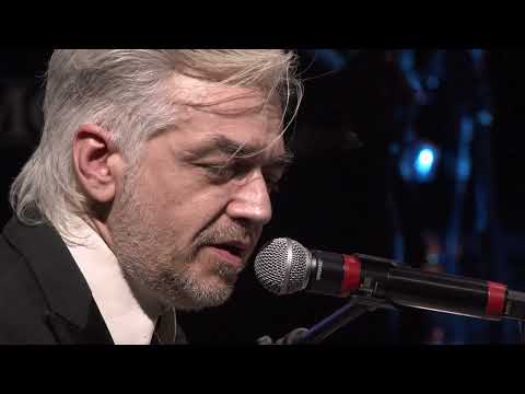 Morgan omaggia Maurizio Costanzo a Musicultura suonando la sigla del Costanzo Show mix a Endrigo