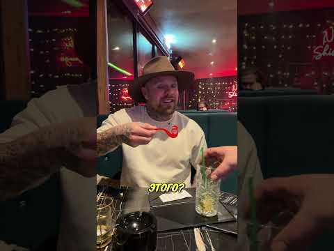 Официант совершил огромную ошибку, дав ему эту игрушку! 😱🎅