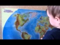 Артур (2 года) показывает страны на карте мира 