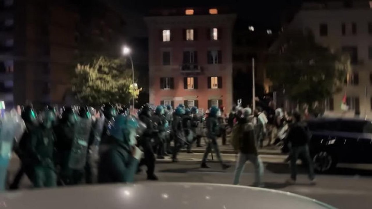 Le forze dell'ordine respingono il corteo a Roma in Via Claudia