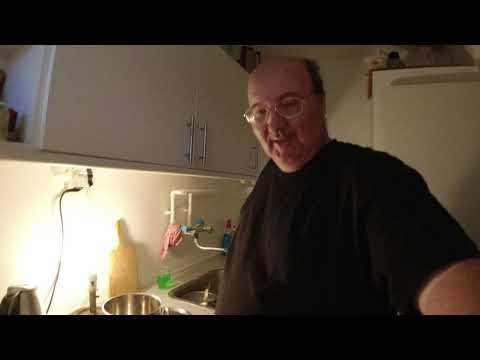 MongoTV_3292 - Danish Vlog - Mongo Madskole - Hønsebouillonsuppe Med Nudler - Løg - Gulerødder