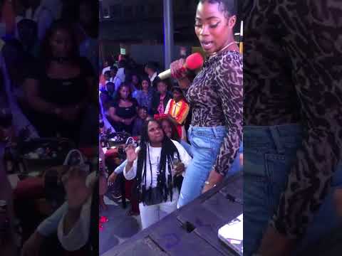 Kelly Gomez atuando a música #kendé em Luanda - Viana