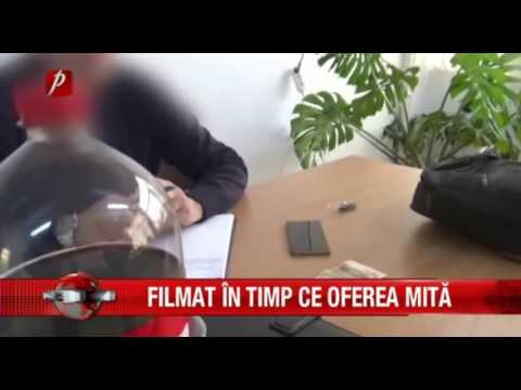 Filmat în timp ce oferea mită