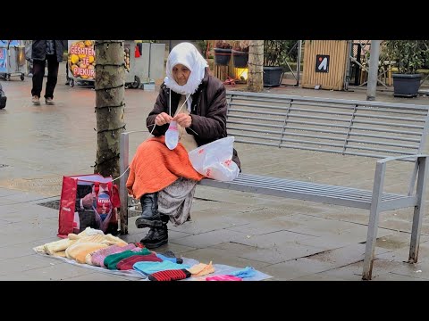 Edhe pse i harruar zeri i tij,  ai kendoje kete kenge me plot nostalgji