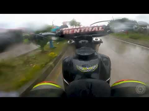 competencia de motos bajo la lluvia Categoría 200cc ELITE