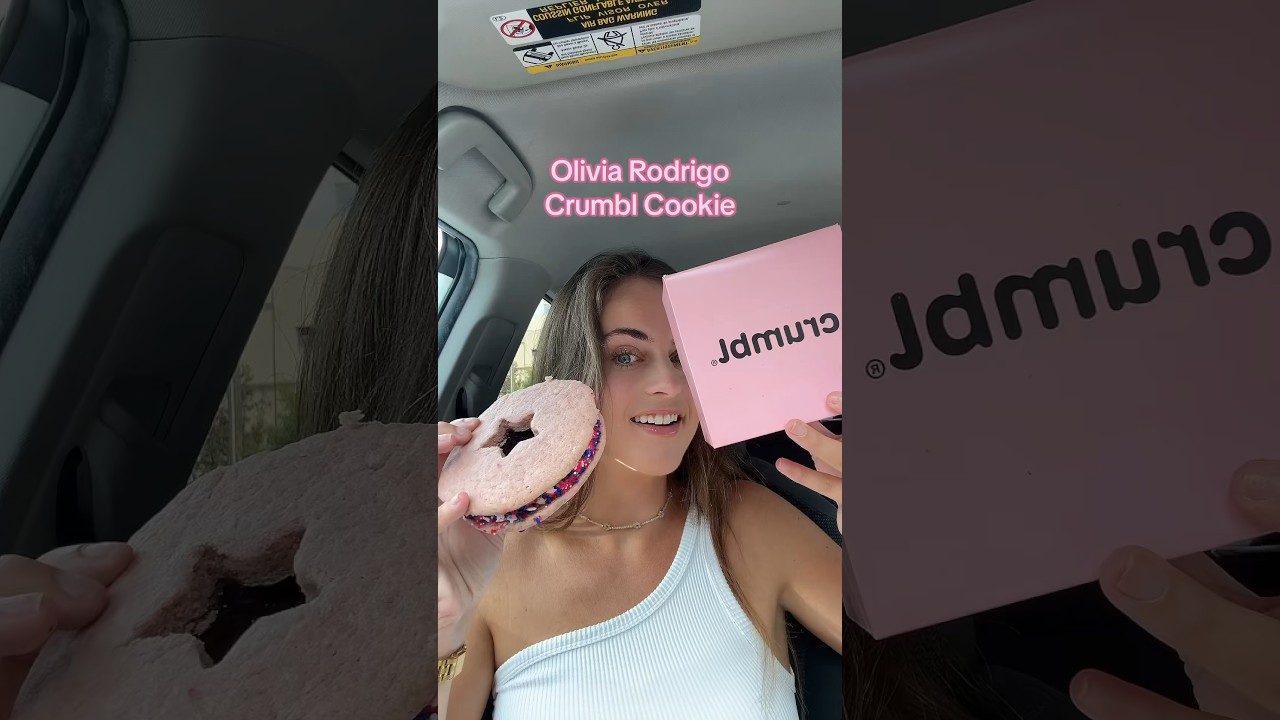 Trying the Olivia Rodrigo Crumbl Cookie 🩷⭐️💙💜#crumblcookies #crumblcookiesoftheweek #cookie #yum