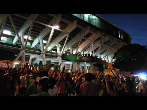 "Oriente petrolero hinchada muchachos" Barra: Los de Siempre &bull; Club: Oriente Petrolero
