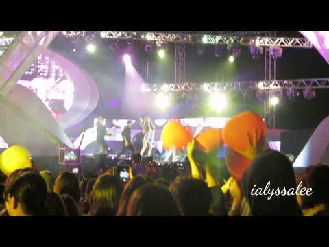 Girls' Generation-TTS - Holler Incheon Sky Festival