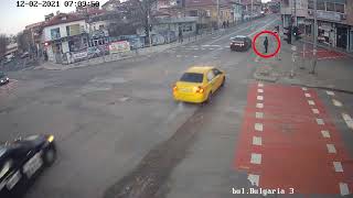 Падналата топола в центъра на Хасково за малко не взе човешки живот