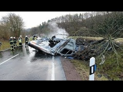 [UNGLÜCK AUF EINSATZFAHRT] - Tragischer Unfall zwischen RTW vesves Streifenwagen -