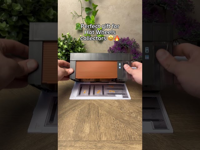 Vídeo relacionado con MOCBURIKU Vitrina fundida a escala 1/64 para almacenamiento de ruedas calientes con luces LED, garaje eléctrico apilable con control de voz, 3 escenas 3D reemplazables, diorama de estacionamiento para