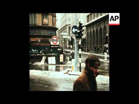 SYND 23 1 79 SCENES OF COMMUTERS IN THE GRIP OF SNOW, ICE AND A NATIONAL RAIL STRIKE