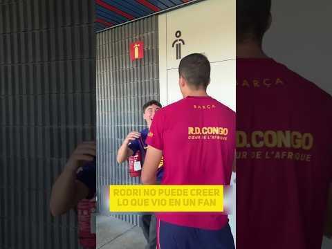 Rodri se ríe al ver la camiseta del fan