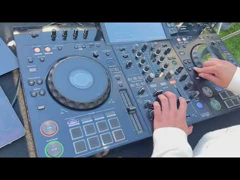 Pioneer DJ XDJ XZ Digital DJ System vs Pioneer DJ XDJ RX3 Digital DJ System