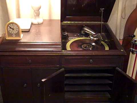 MIKE SPECIALE  RED NICHOLS - MAMMY CHASING BLUES - ROARING 20'S VICTROLA.MP4