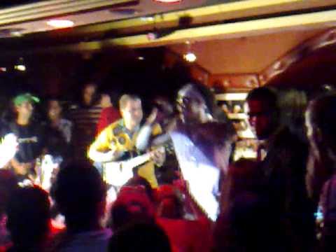 Dennis DJ feat Toni Garrido - O Clima tá quente