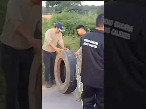 Maestros bloquean ruta internacional en Roboré por el “bono frontera”