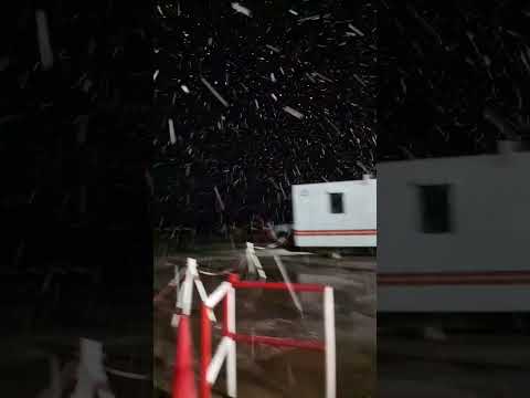 Nieve en un yacimiento petrolero de Neuquén