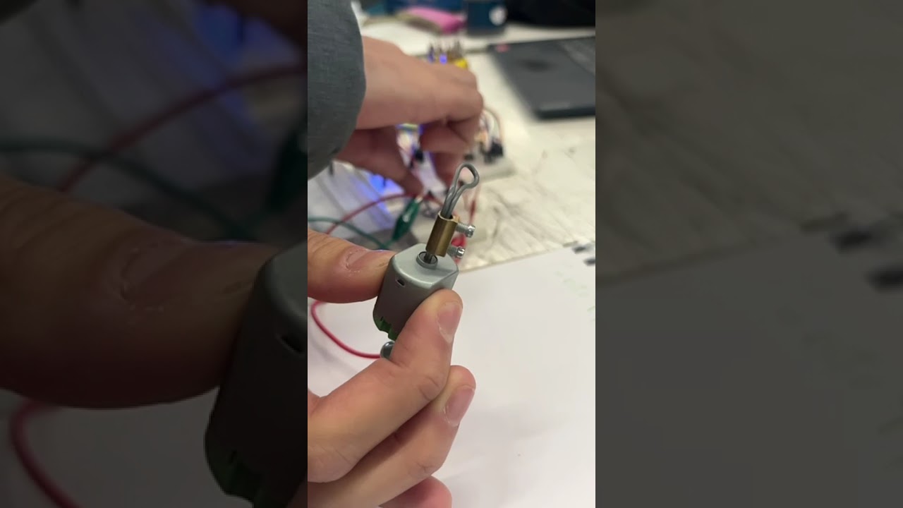 Video de prueba del puente H con 4 botones, hecho de manera mecánica