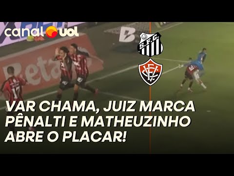 GOL DO VITÓRIA! JUIZ MARCA PÊNALTI APÓS REVISÃO NO VAR E MATHEUZINHO ABRE O PLACAR CONTRA O SANTOS
