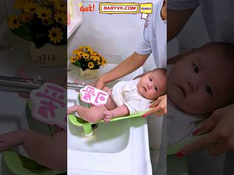 Can’t hold baby and wash bum at the same time? This Baby Butt Washing Stand frees your hands! #baby