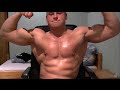 Young Bodybuilder 51 cm biceps pumping & pose on webcam